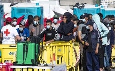 Migrantes llegados a Canarias en el puerto de Arguineguín./Arcadio suárez