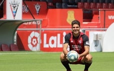 Alexander González, en su presentación con el Mirandés./paula gonzález