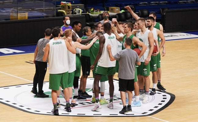 Los jugadores del Unicaja hacen piña al término de un entrenamiento./UNICAJA B. FOTOPRESS