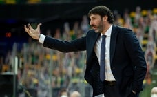 Álex Mumbrú da instrucciones a sus jugadores durante un partido de esta temporada./ACB FOTOS