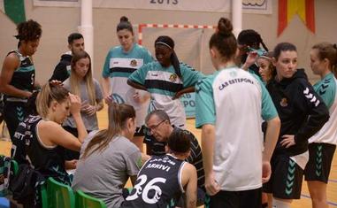Quique Gutiérrez da instrucciones a sus jugadoras durante un tiempo muerto./SUR