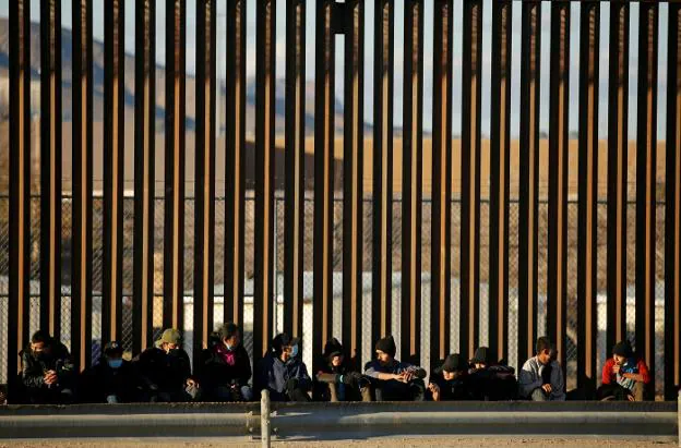 Emigrantes latinoamericanos aguardan frente al muro levantado en Texas. reuters/
