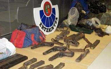 Armas localizadas por la Ertzaintza en un zulo de ETA en el monte Artxanda, en el municipio de Bilbao, en 2011./EFE