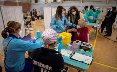 Imagen de archivo de la vacunación a mayores de 80 años en pabellón de Sevilla./EFE