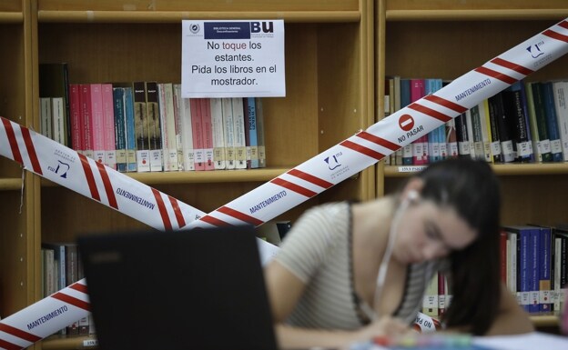 Una estudiante, en la Biblioteca General de la UMA. /MIGUE FERNÁNDEZ