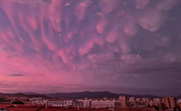 Mammatus': el fenómeno que explica el impactante color del cielo de ayer  tarde en Málaga | Diario Sur