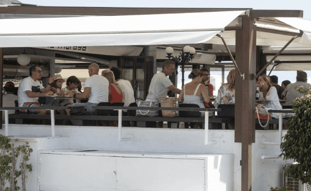 La imagen, tomada este viernes en un chiringuito en la playa de Los Alamos, muestra un chiringuito con las mesas llenas./Francis Silva