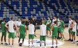 La plantilla del Unicaja, en su primer entrenamiento de pretemporada, con canteranos y jugadores de apoyo./UNICAJA B. PHOTOPRESS