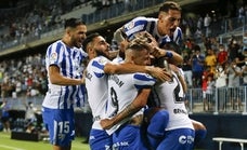 Los jugadores del Málaga celebran el gol de Escassi./ñito salas