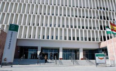 Un okupa acusa a sus caseros de robarle 20.000 euros en joyas y relojes de lujo y la jueza no lo cree