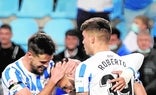 Genaro felicita a Antoñín y Roberto tras el 1-0 a la Real Sociedad B./MARIANO POZO