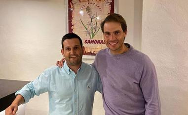 Rafa Nadal, junto con Antonio Romero, uno de los responsables del restaurante El Gamonal./