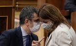 El ministro de Presidencia, Félix Bolaños, conversa con la diputada socialista Adriana Lastra./EFE