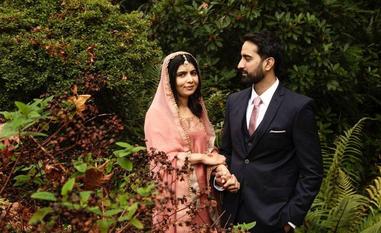 La ganadora del premio Nobel de la Paz, Malala Yousafzai, junto a su marido/REUTERS