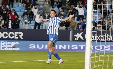 Paulino celebra su gol con el Málaga ante la Real Sociedad B en La Rosaleda./MARIANO POZO