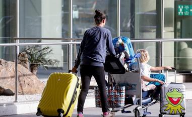 Turistas llegan al aeropuerto de Málaga./salvador salas