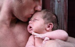 Tener baja la testosterona te hace ser mejor padre