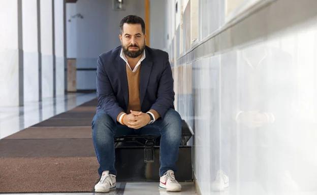 Fran Carrillo, en uno de los patios del Parlamento de Andalucía.