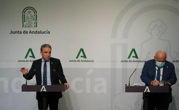 Elías Bendodo y Jesús Aguirre, tras el Consejo de Gobierno de este jueves. 