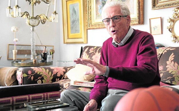 Alfonso Queipo de Llano, during a recent interview with SUR that took place at his home. 