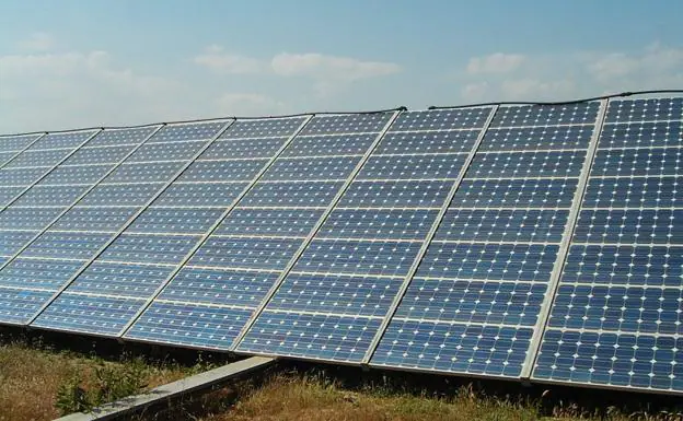 Instalación de placas solares para generar energía fotovoltaica, uno de los sistemas de más rápido crecimiento en Andalucía.  Sur/