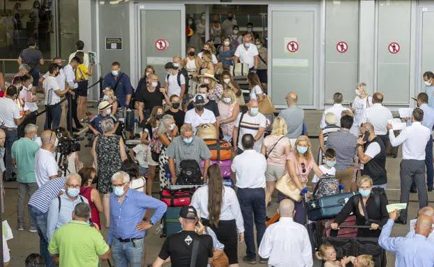 Turistas llegando al Aeropuerto de Málaga-Costa del Sol el pasado verano./ francis silva