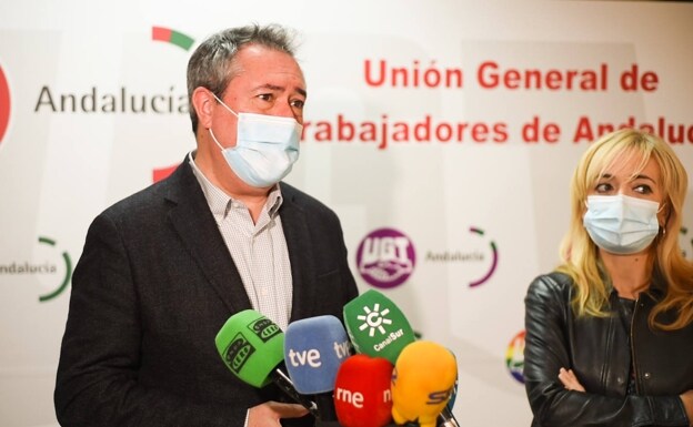 Espadas y la secretaria general de UGT-Andalucía, Carmen Castilla, en la sede sindical. 
