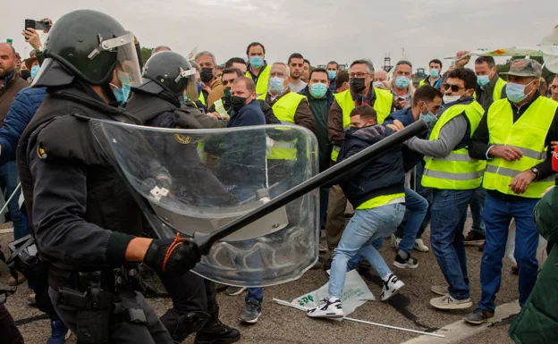 Un grupo de campesinos se enfrenta a agentes de la Guardia Civil para acceder a la autopista AP-7 entre Sevilla y Cádiz