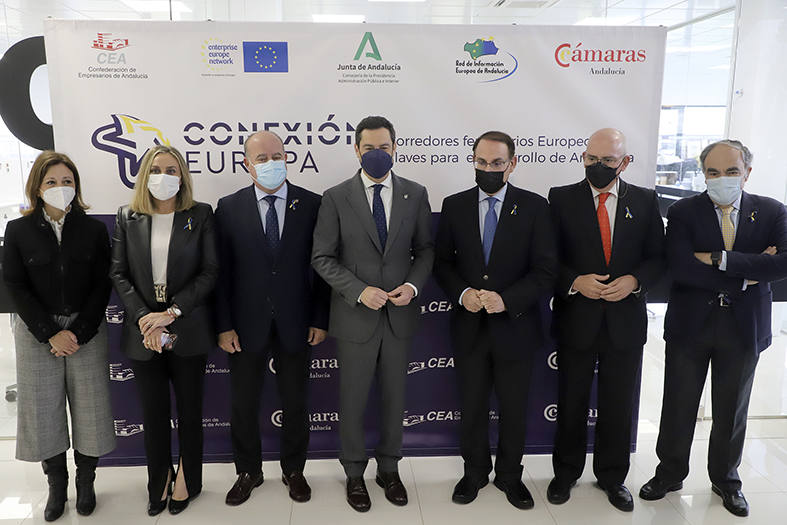 Navarro y González de Lara, en medio, con Barón y otras autoridades este miércoles en Antequera. 