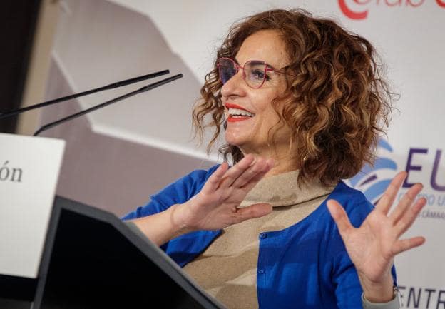 María Jesús Montero, durante la conferencia de ayer en Sevilla.  ef