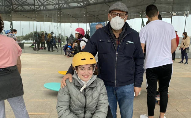 Daniela, junto a su padre, esperando para realizar las actividades de skate.