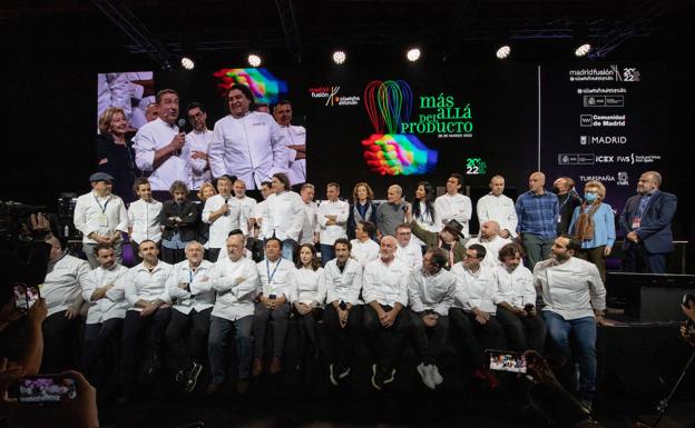 Foto de familia de los chefs que participaron en el homenaje por el vigésimo aniversario de Madrid Fusión. 