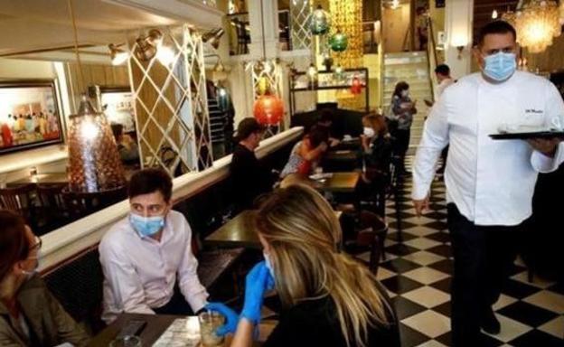 Los inmunólogos advierten de los efectos de quitarse las mascarillas en interiores: