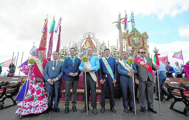 El presidente de la Junta Directiva, Juanma Moreno, ayer en la celebración de la Romería de la Virgen de la Cabeza en Andújar.  sur