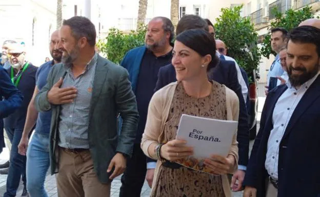 Los líderes nacionales de Vox, Santiago Abascal, y la candidata de esta formación a presidir la Junta de Andalucía, Macarena Olona, ​​ayer en Almería.  /SUR