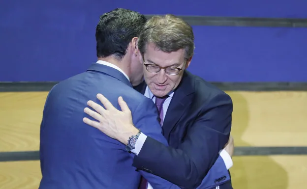 Juanma Moreno abraza a Núñez Feijóo tras su intervención en el encuentro con los empresarios.  /EFE/José Manuel Vidal