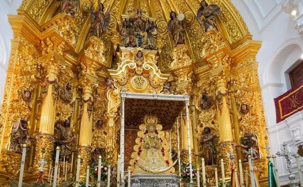 Imagen de la Virgen del Rocío en la ermita, días antes de su salida procesional por el pueblo. 