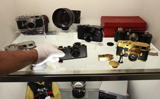 Una cámara de la serie Leica 0 en una tienda especializada en Viena.