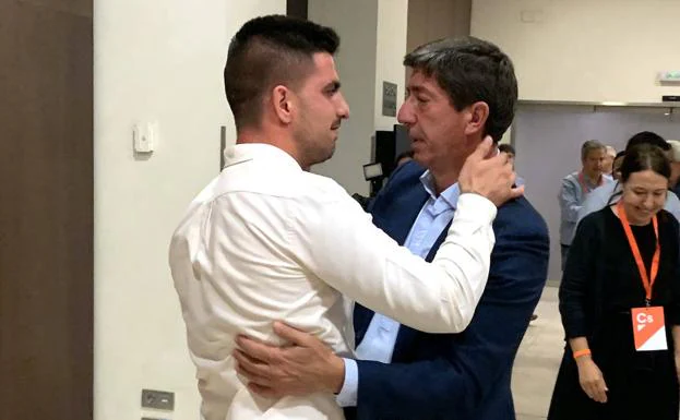 Juan Marín consolado por su hijo. 