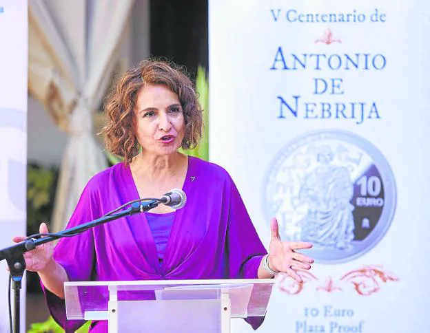 La ministra de Hacienda, María Jesús Montero, entrega la moneda en honor a Antonio de Nebrija.  episodio