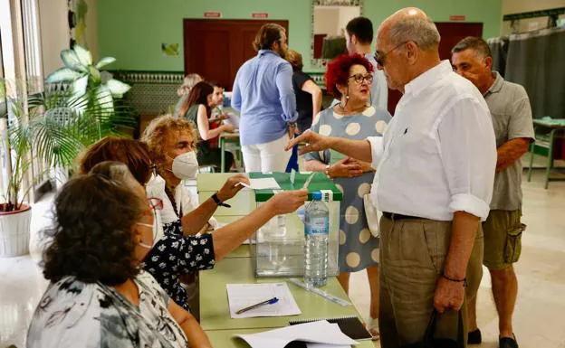 Un elector deposita su voto en Málaga el 19 de junio