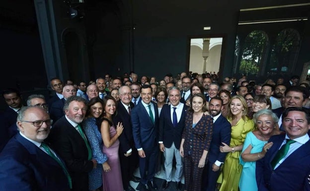 Representantes de Málaga junto a Moreno y Bendodo.