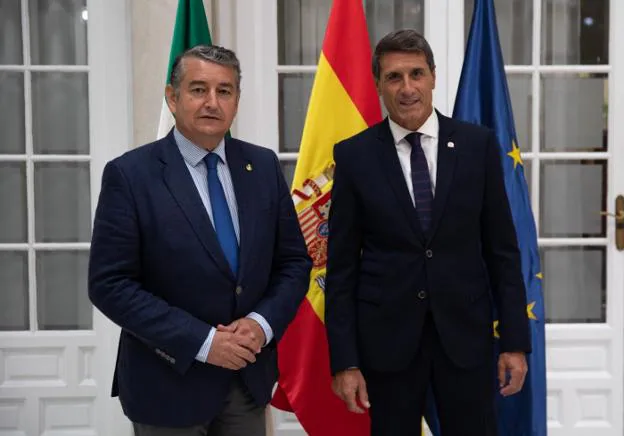 El Ministro de Presidencia, Antonio Sanz, ayer con el Delegado del Gobierno, Pedro Fernández. 