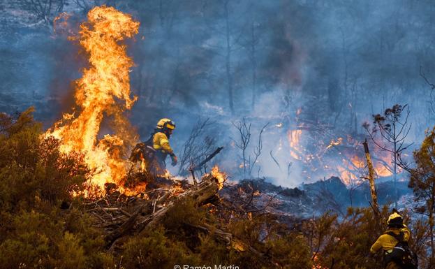 El trabajo en el incendio forestal fue incansable