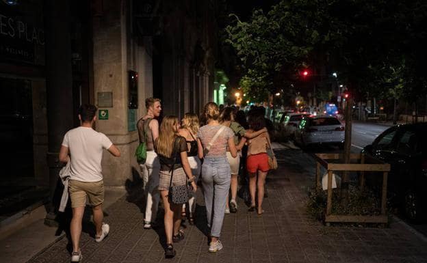 Los jóvenes recorren las calles de Málaga al atardecer./SUR