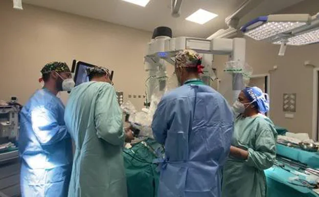 Profesionales que realizan operaciones con el robot Da Vinci del Hospital Regional. 