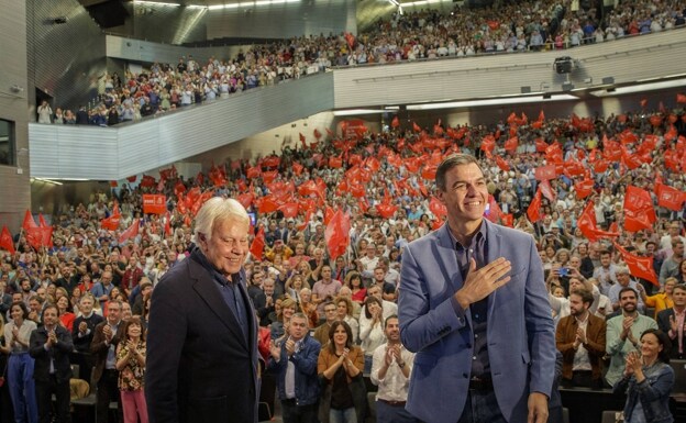 Felipe González y Pedro Sánchez durante la cita de Sevilla. 