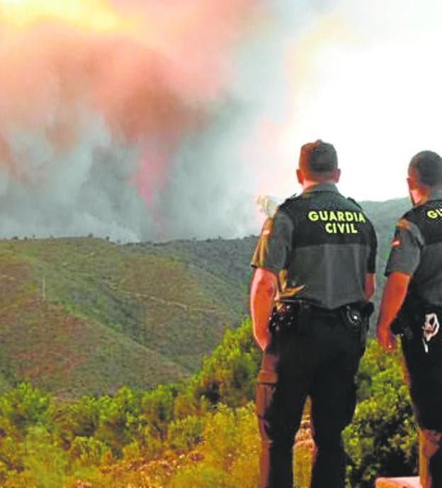 Los agentes siguen el desarrollo del incendio en la Sierra de Pujerra.