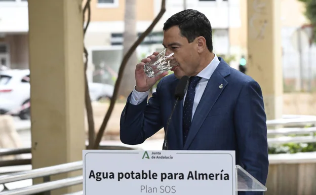 El Consejero Delegado, ayer en Almería, tras visitar la depuradora.