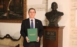 De Mateo, mostrando la obra, delante del busto de Antonio Baena./RAFAEL RODRÍGUEZ